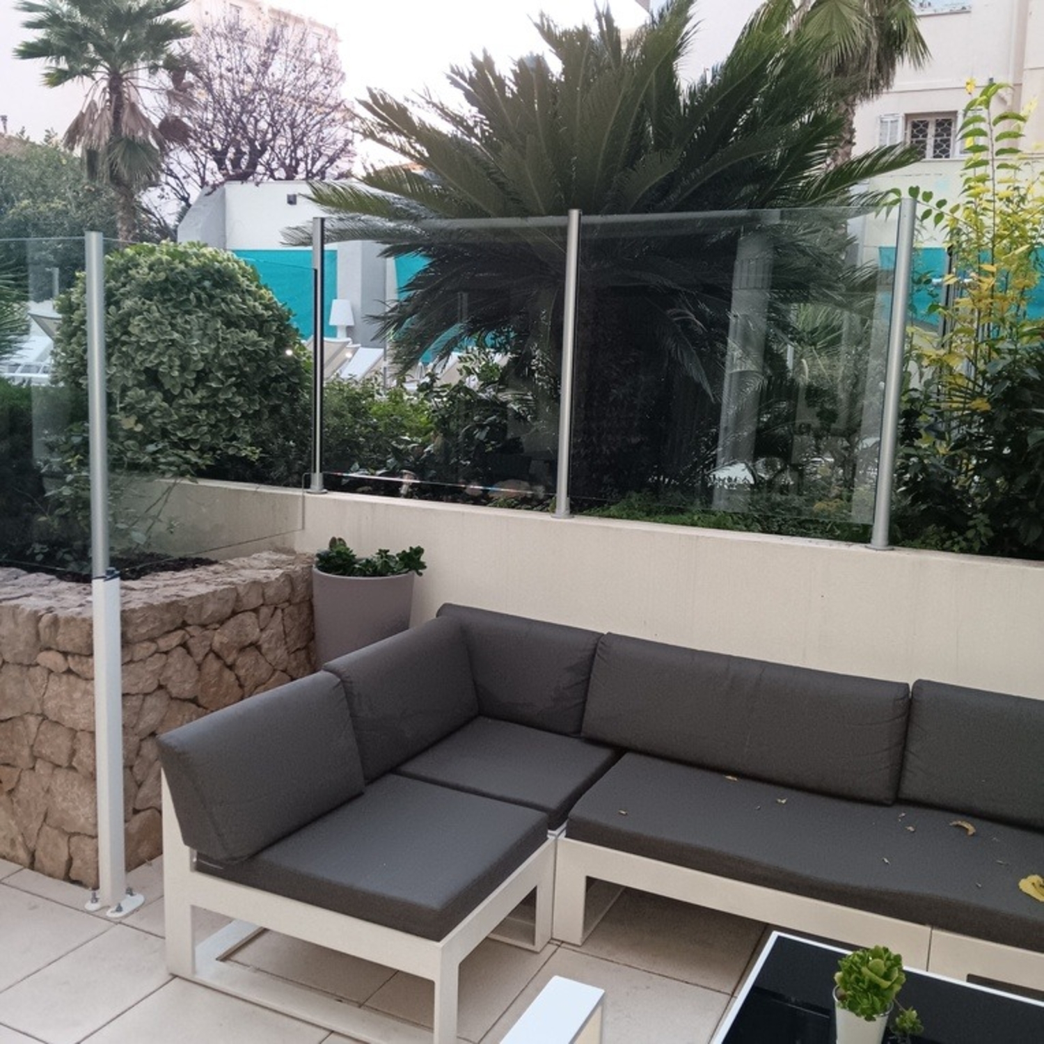 Installation de garde-corps en verre