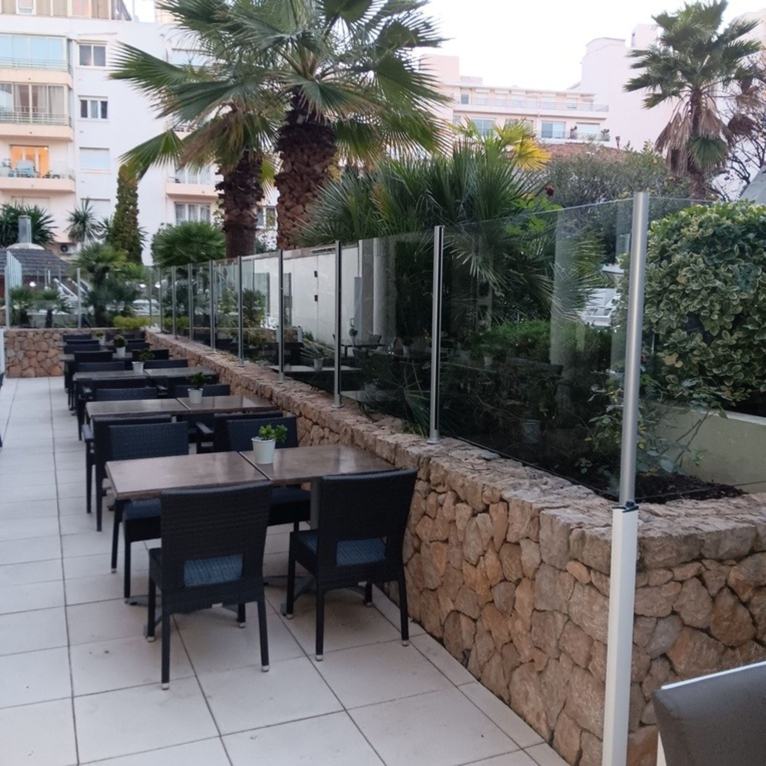 Installation de garde-corps en verre