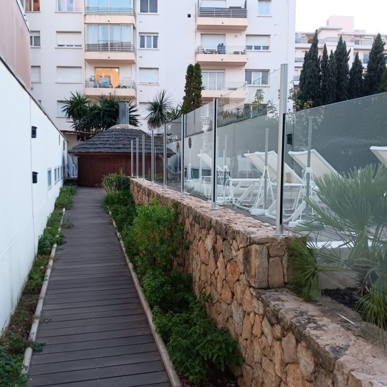 Installation de garde-corps en verre