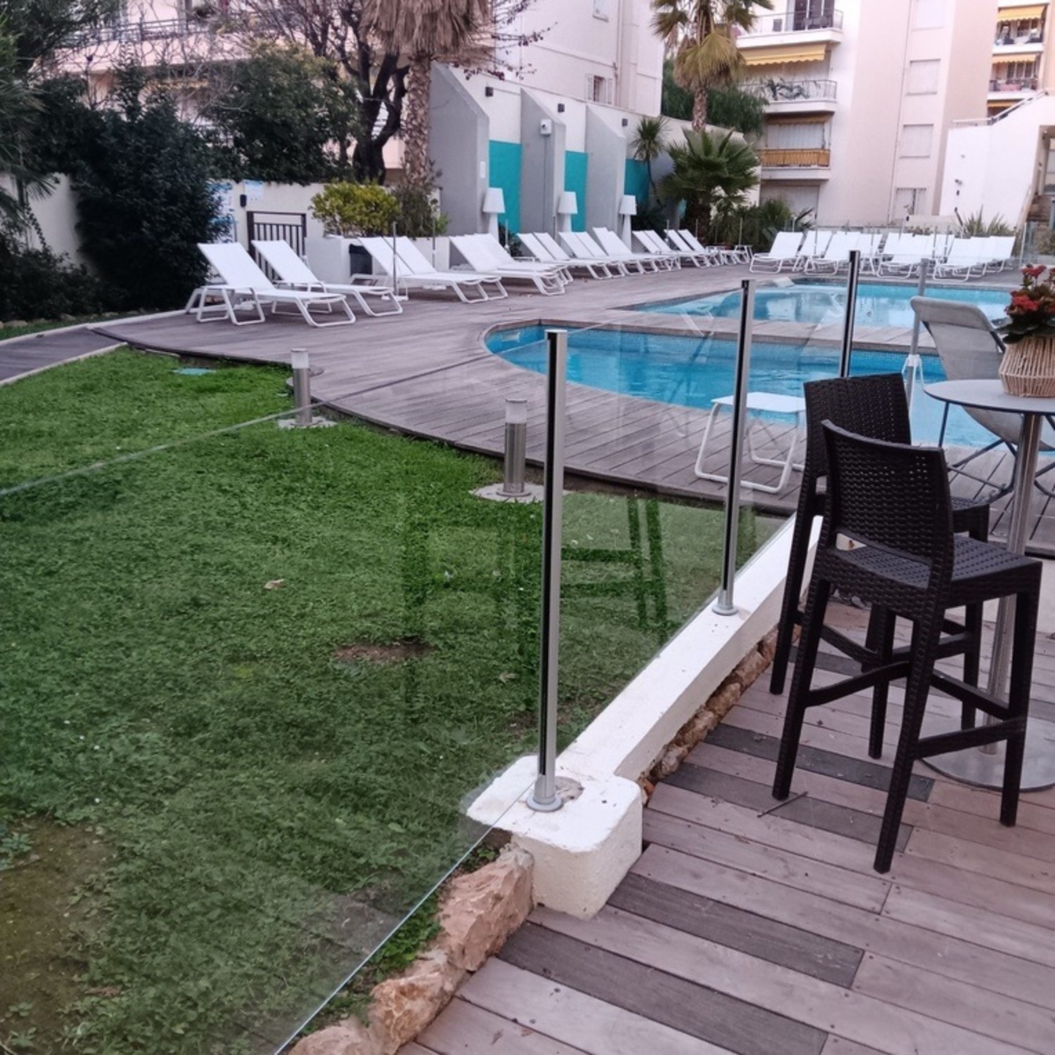 Installation de garde-corps en verre