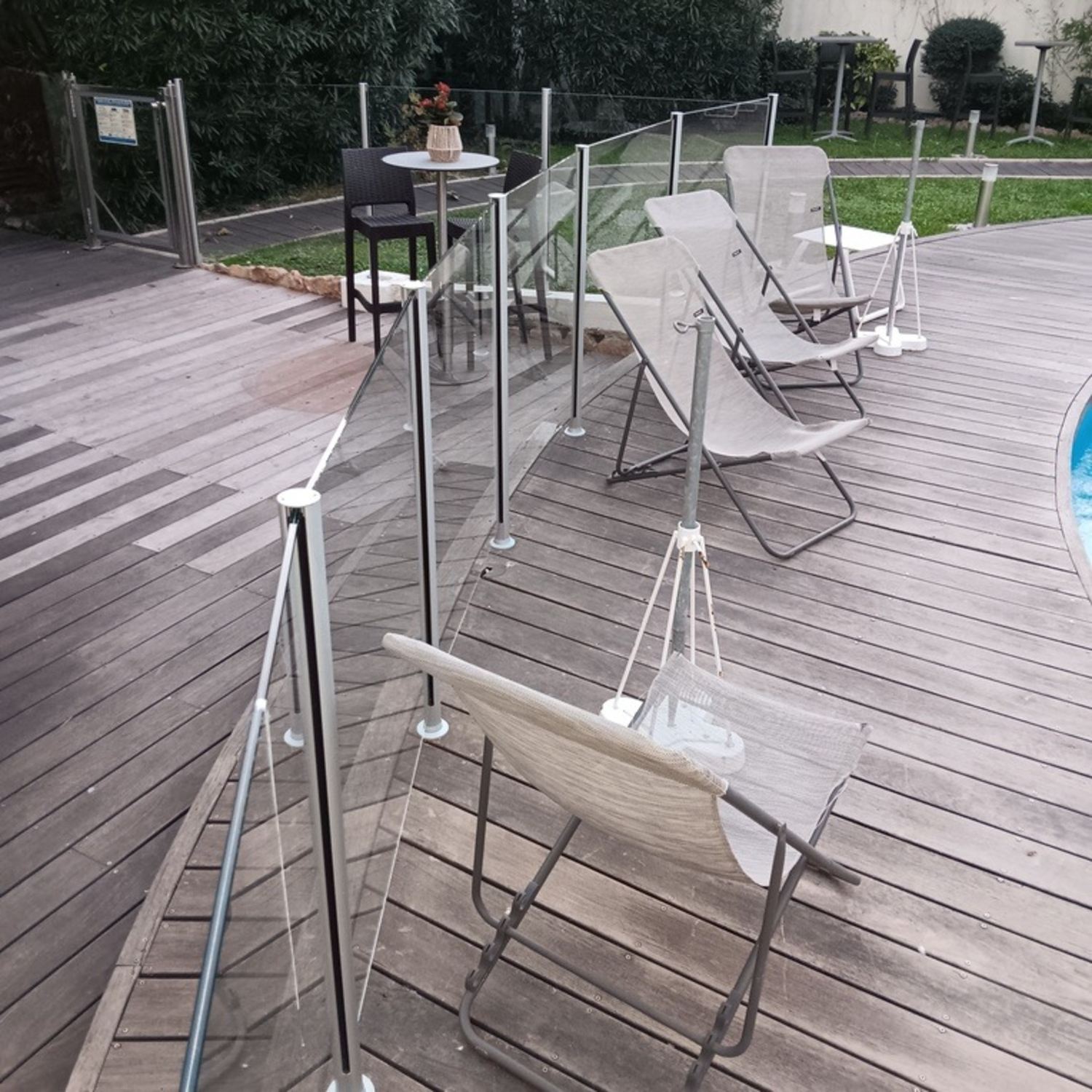 Installation de garde-corps en verre