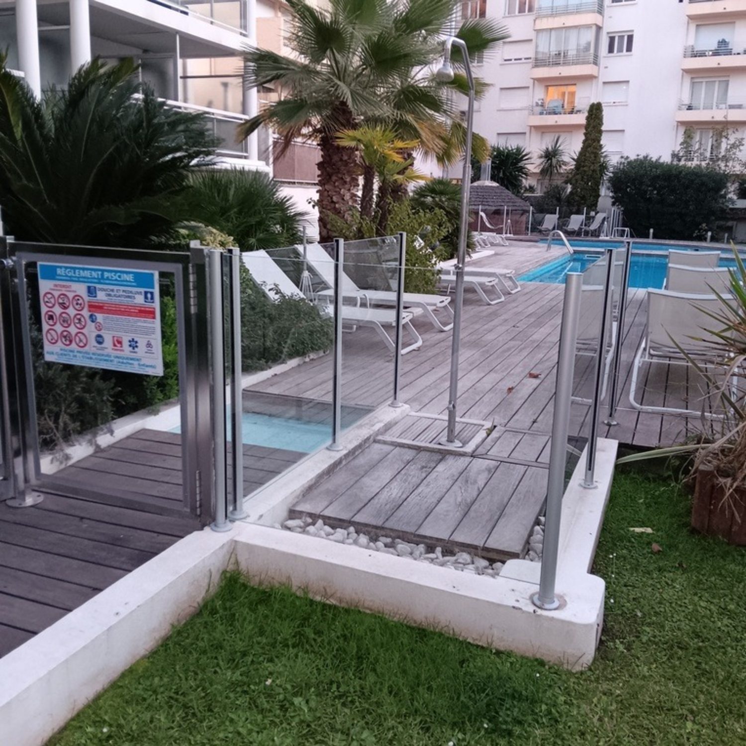 Installation de garde-corps en verre